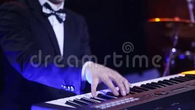 键盘播放器在俱乐部里播放合成器